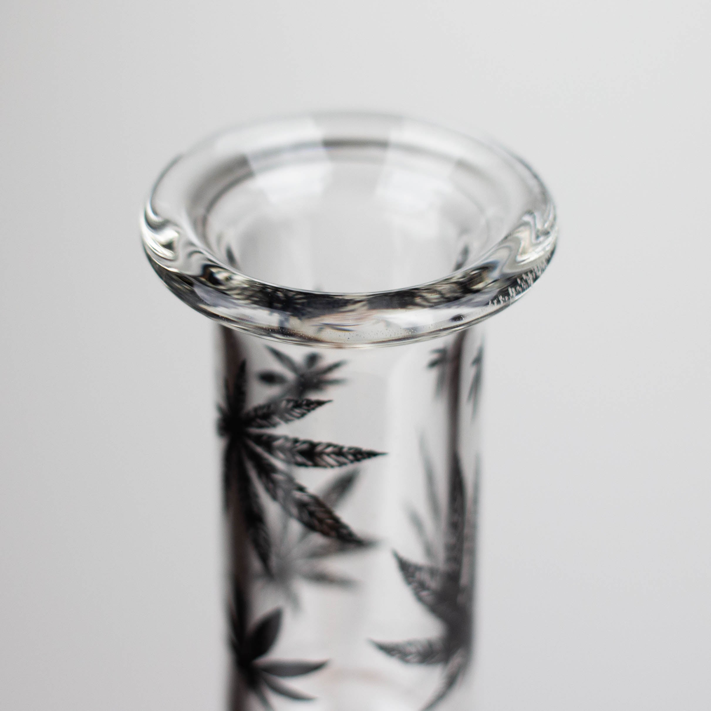 11" Round Shape Glass Bong With Leaf Design