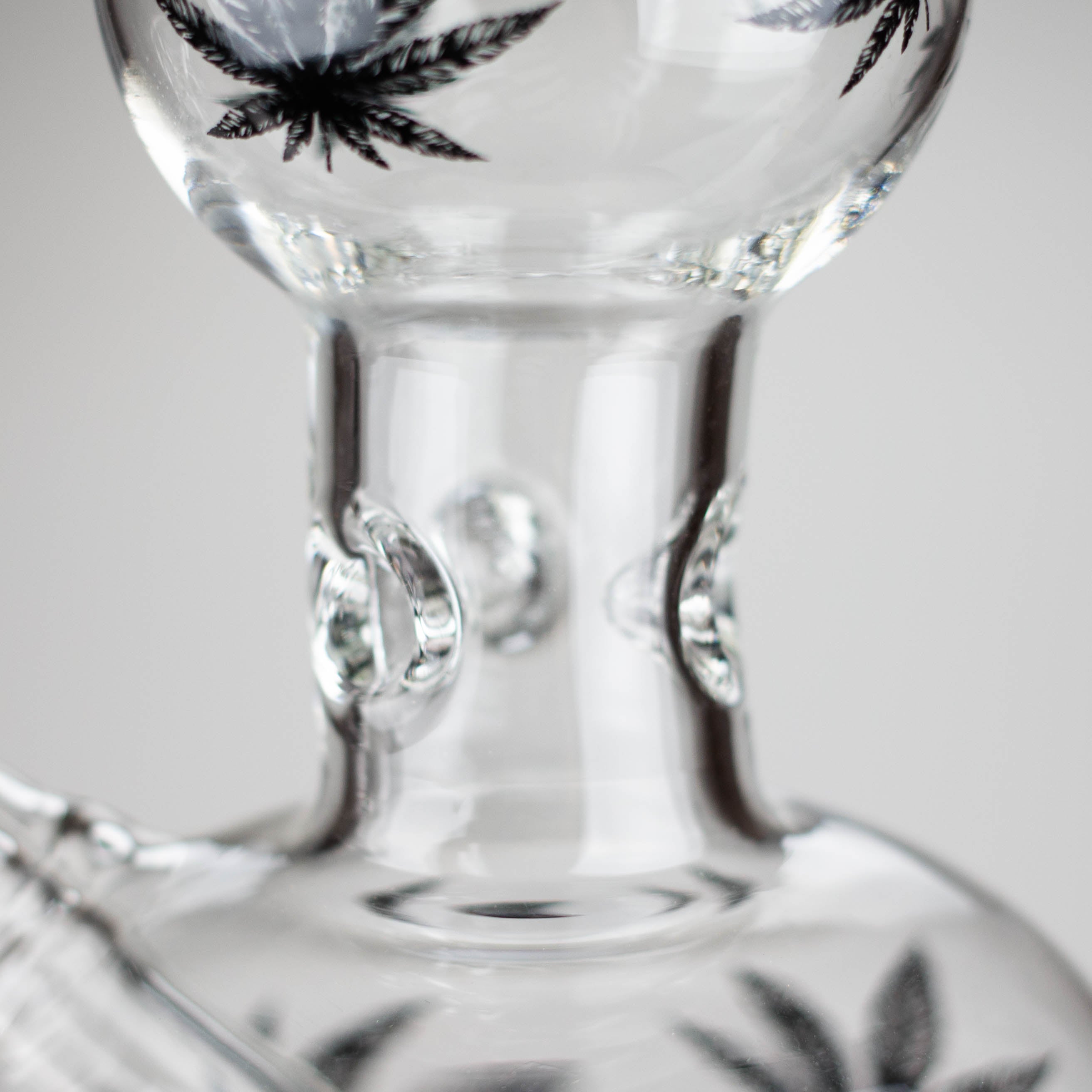 11" Round Shape Glass Bong With Leaf Design