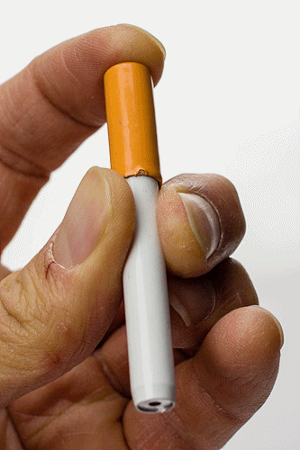 Easy ejection metal one hitter pipe in display