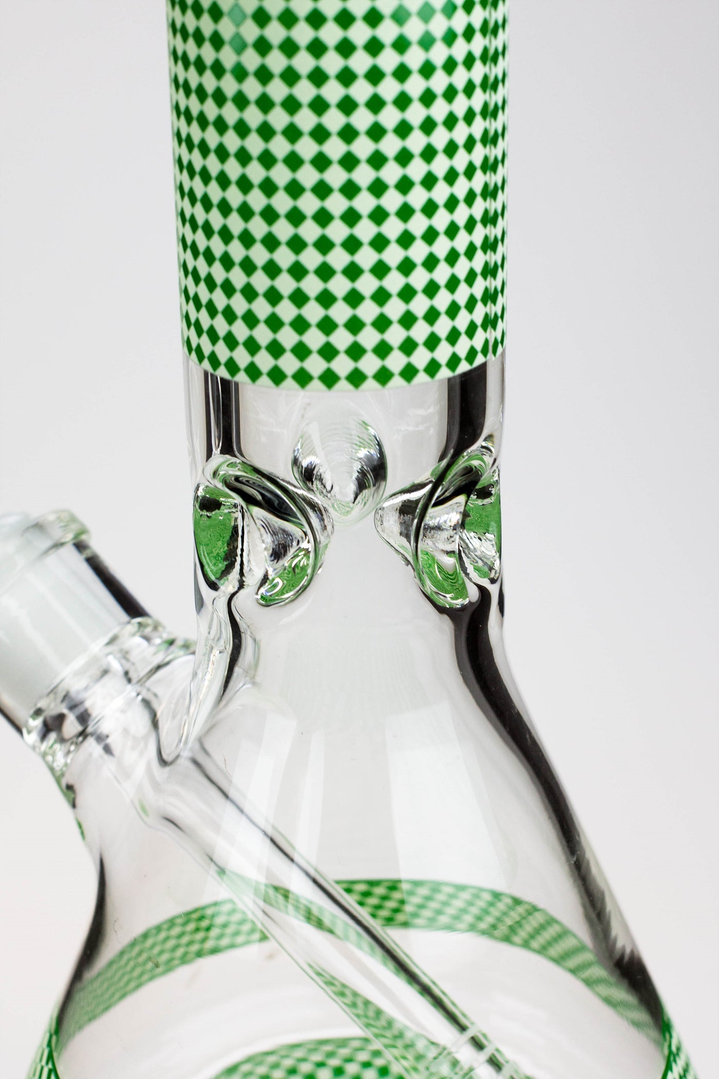 18" Diamond pattern Glow in the dark 7 mm glass beaker bong