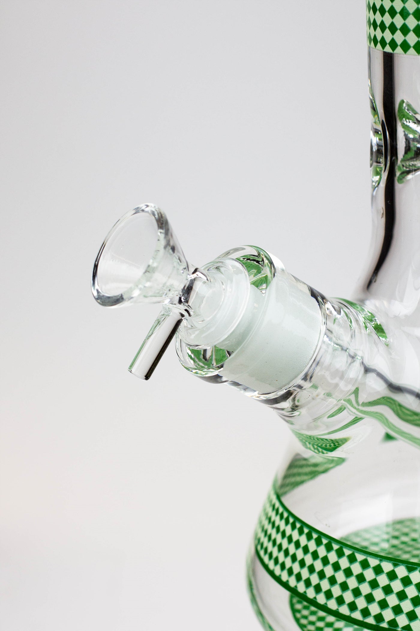 18" Diamond pattern Glow in the dark 7 mm glass beaker bong