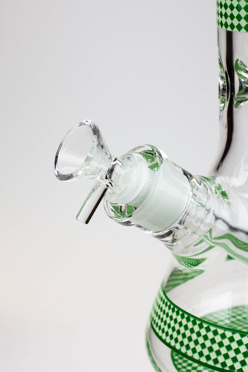 18" Diamond pattern Glow in the dark 7 mm glass beaker bong