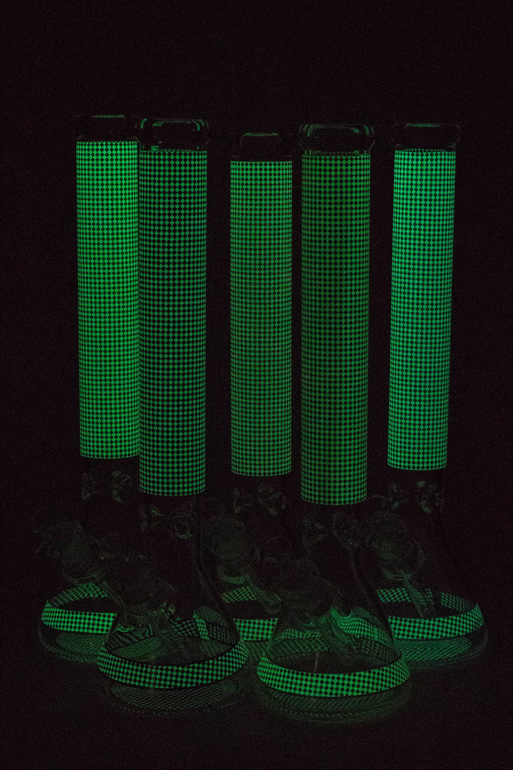 18" Diamond pattern Glow in the dark 7 mm glass beaker bong